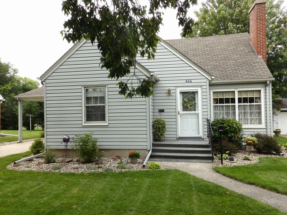 a very lovely three bedroom home w/single attached garage