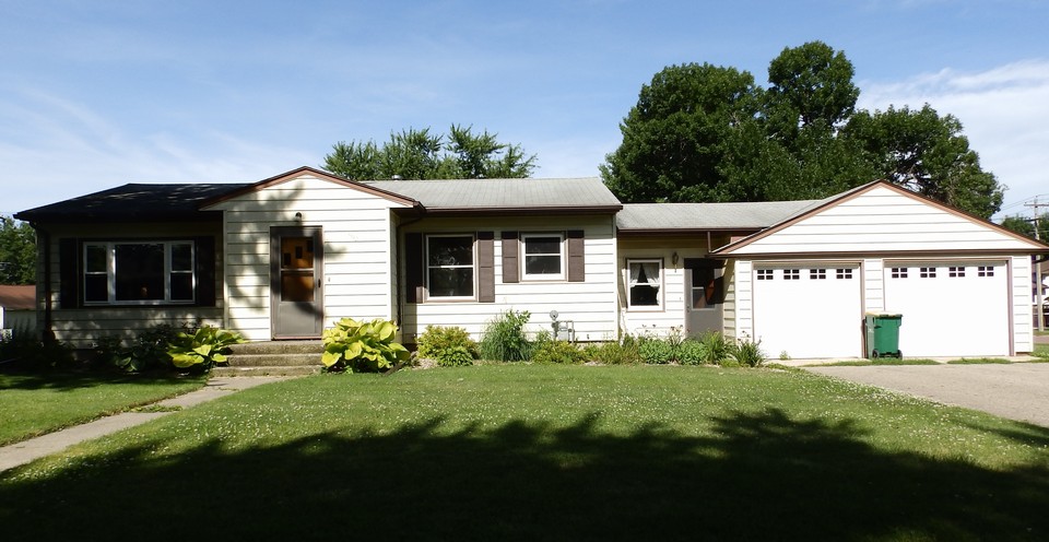 nice two bedroom home on a corner lot-lakefield