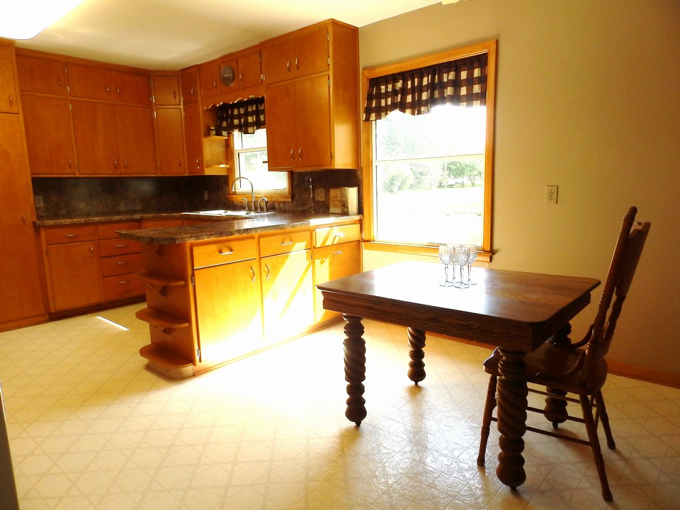 dining area to kitchen