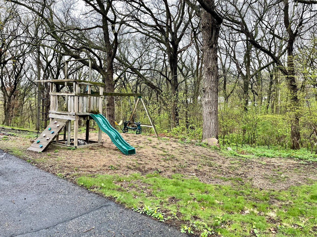 great outdoor space and wooded area down to des moines river