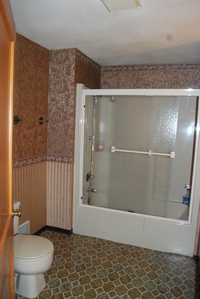 upstairs full bathroom