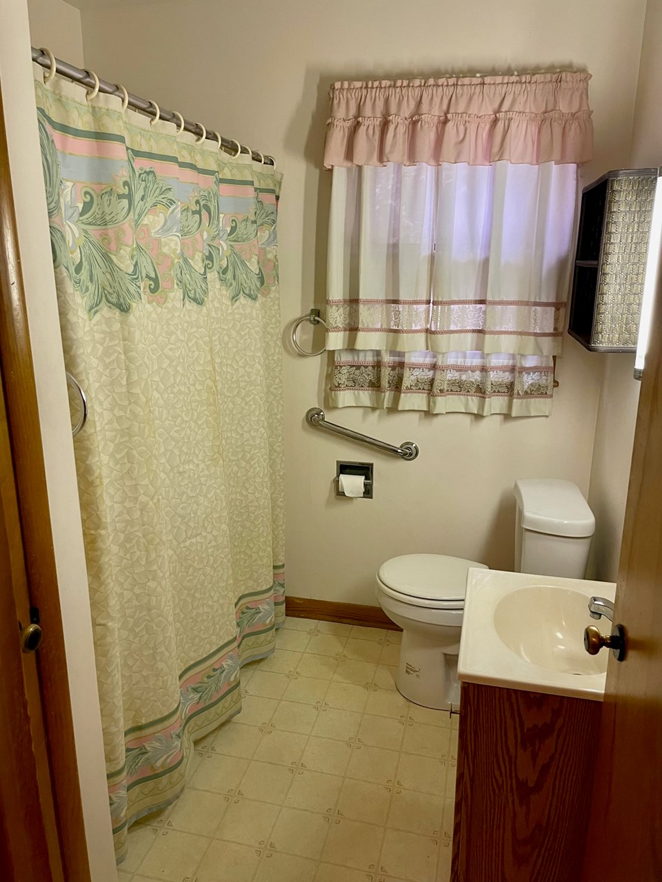 full bath with linen closet