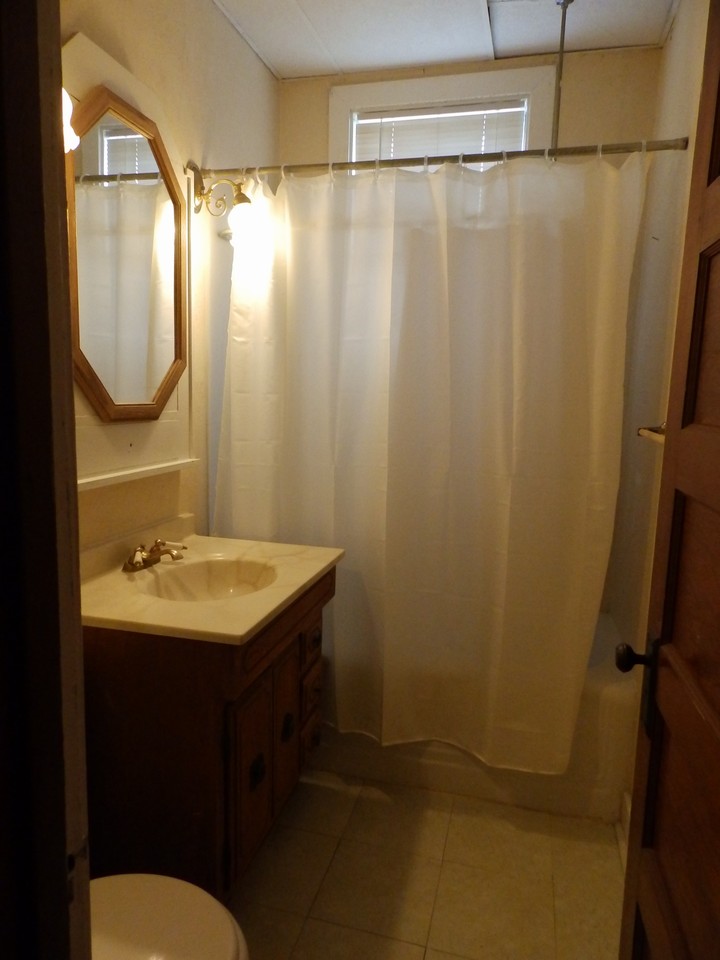 bath in apartment 3