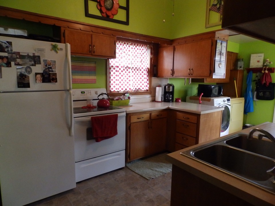 kitchen w/ laundry and sitting room