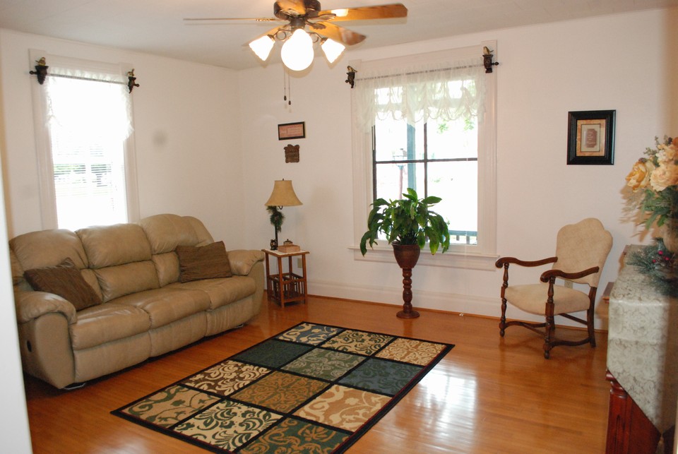 living room w/ hardwood floors
