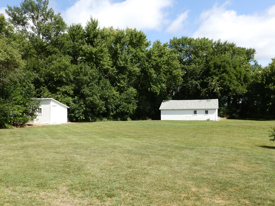 smaller sheds on the acreage