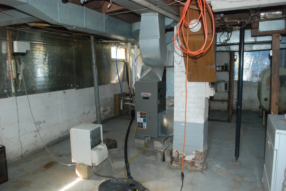 unfinished basement w/laundry hook-ups