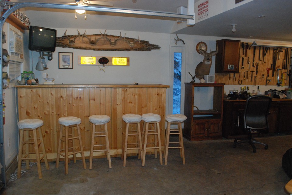 bar are in shed w/ workbench area