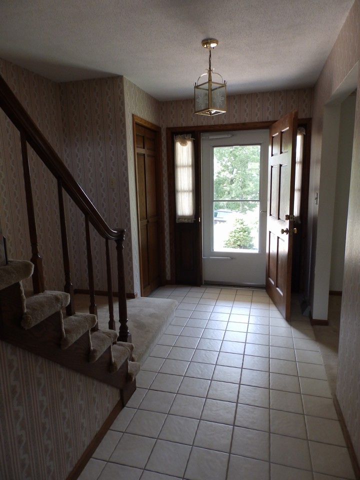 entry w/ open staircase