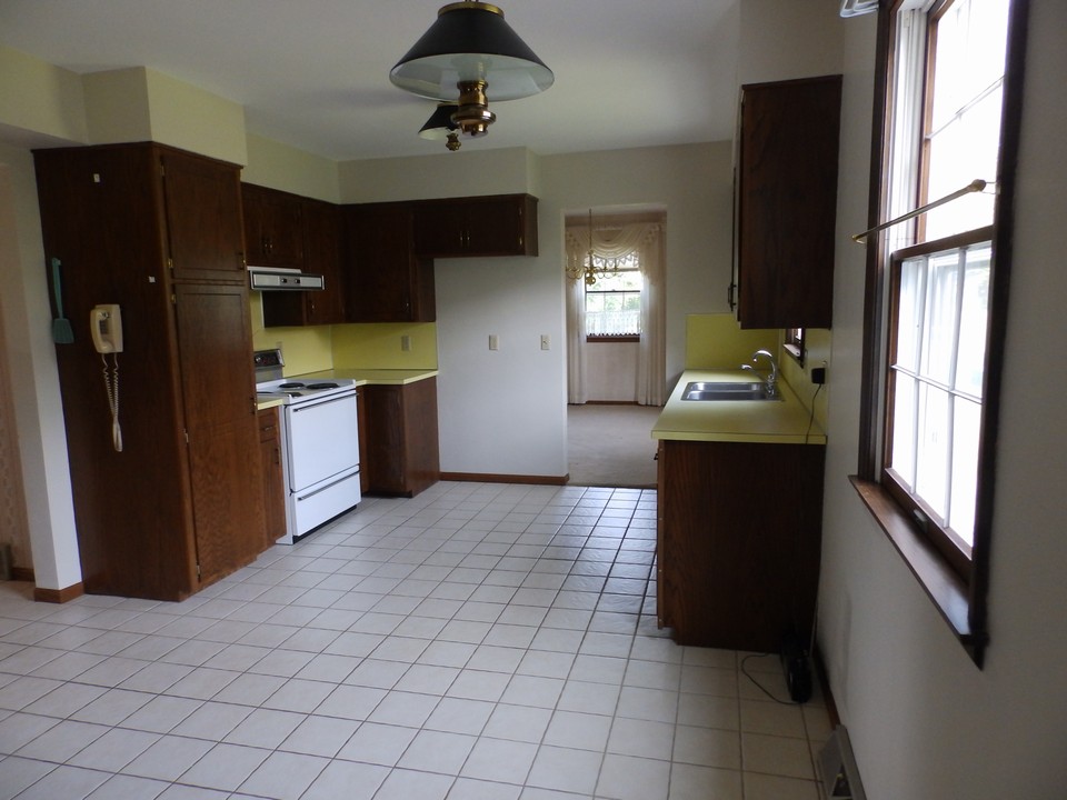 kitchen w/dining area