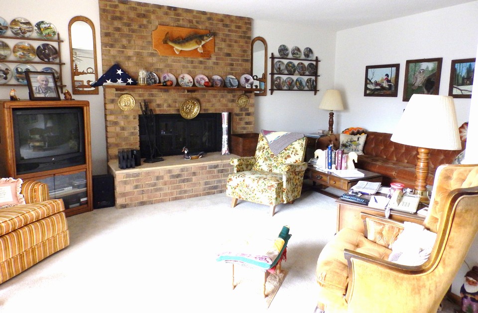 living room w/ fireplace