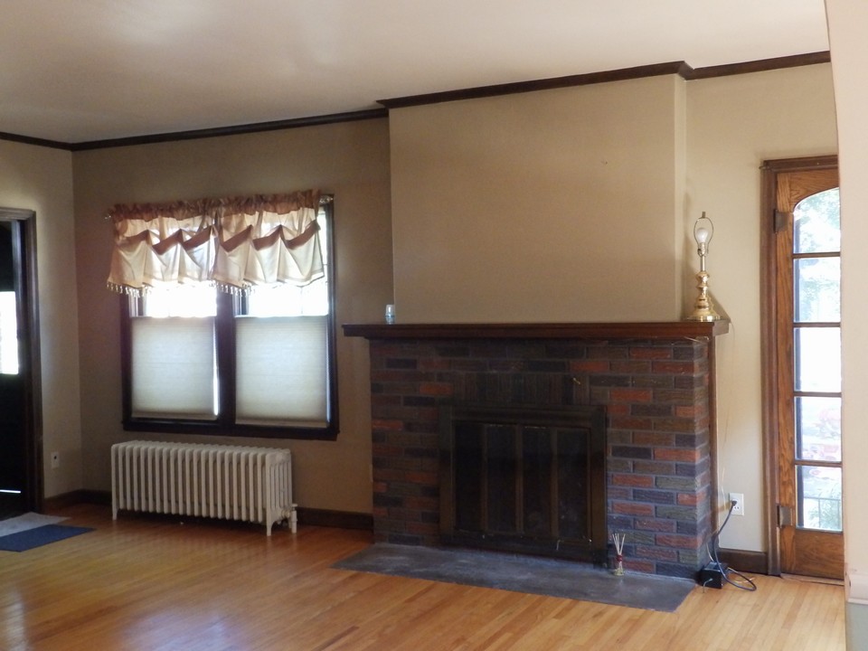 living room w/ fireplace
