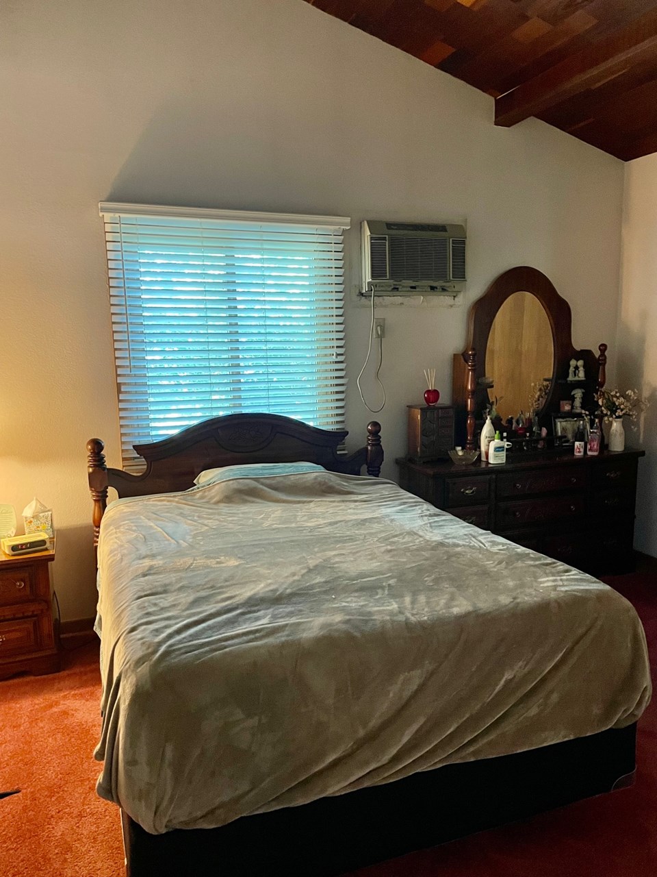 main bedroom w/ walk-in closet