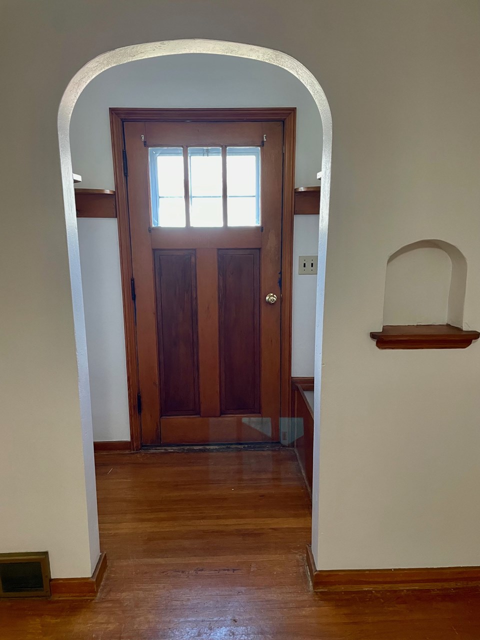 front entry with sitting bench
