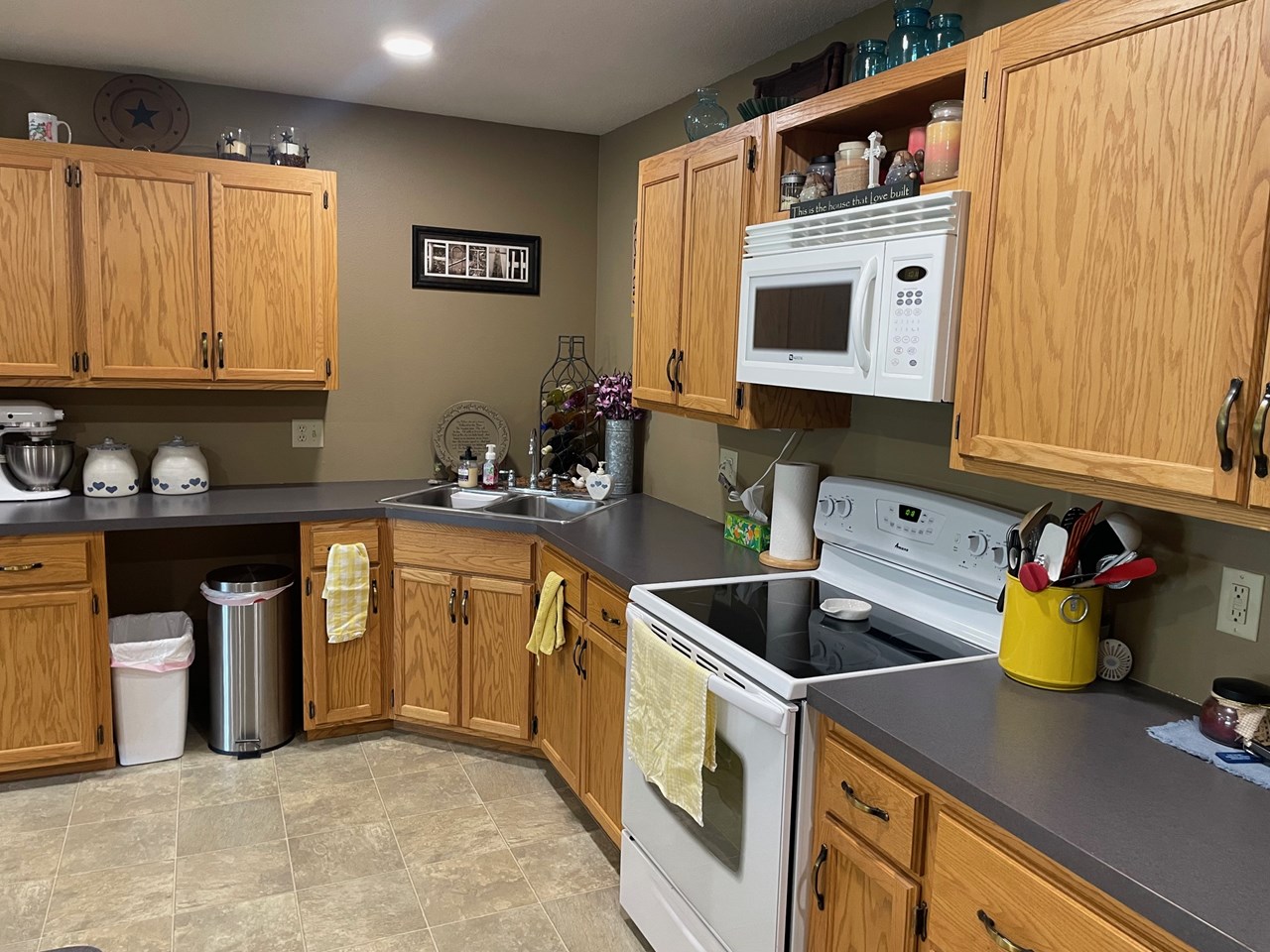 great cupboard and counter space