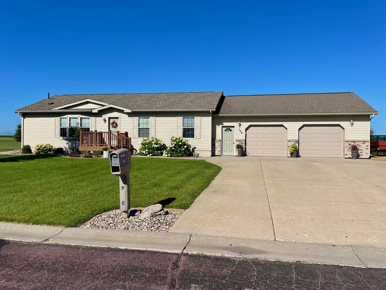 beautiful four bedroom family home with access to bike/walking trail