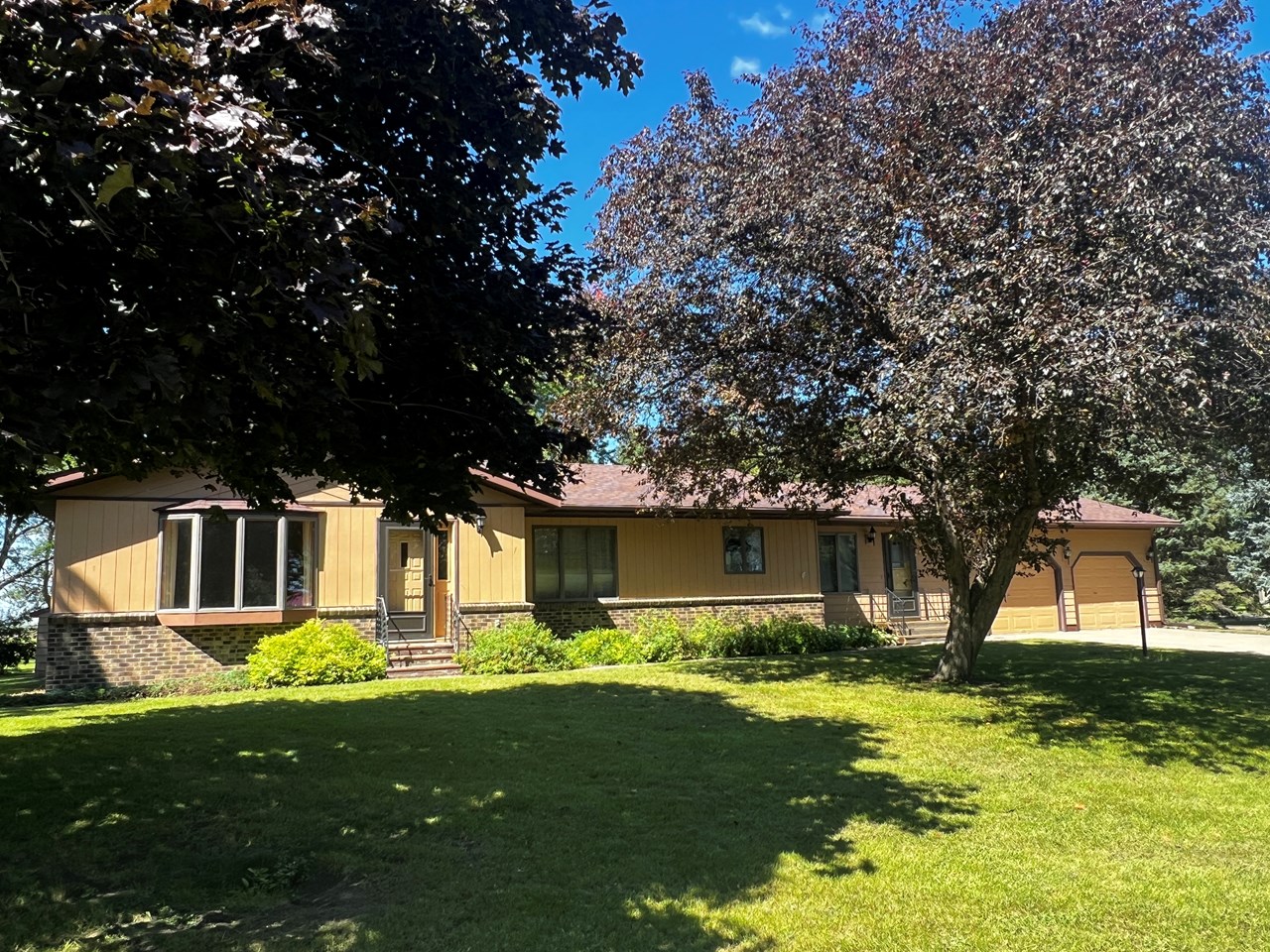 three bedroom home with a spacious yard ...sherwood acres okabena, mn