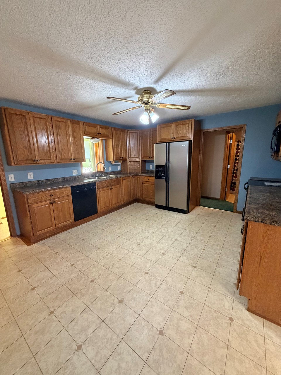 kitchen - spacious with ample cabinetry