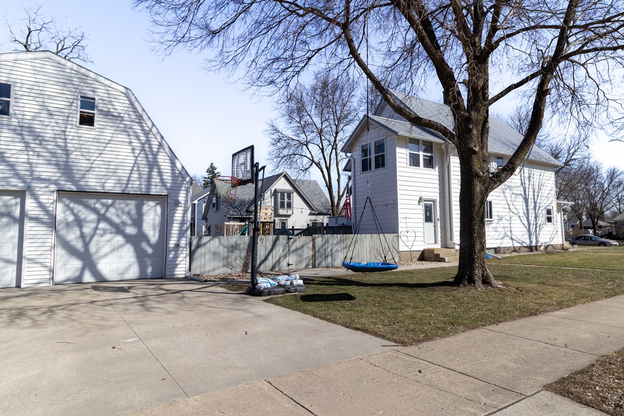 double detached gargae, fenced-in backyard