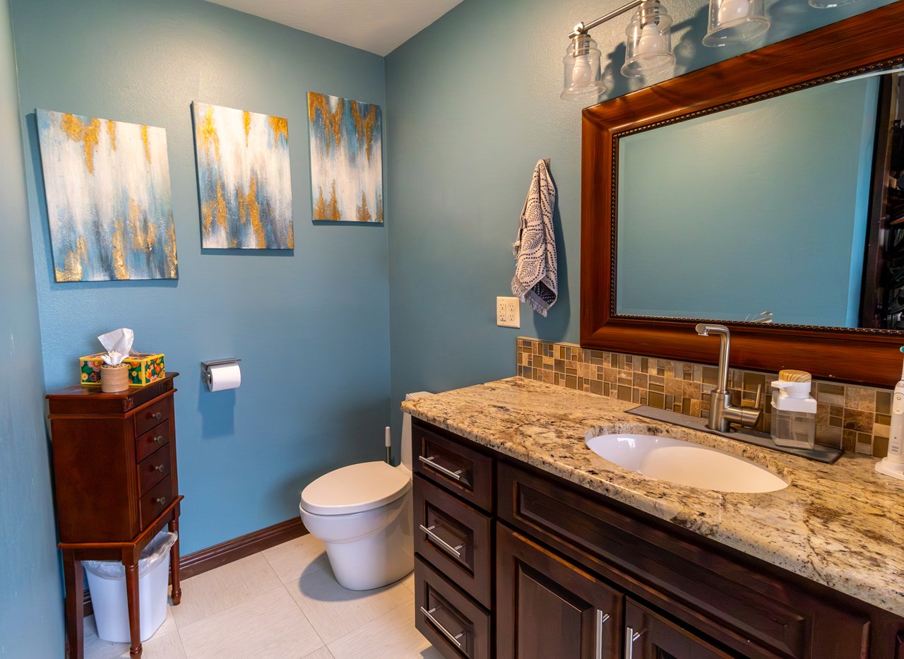 full bathroom off of primary bedroom