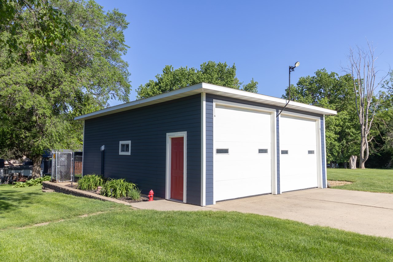huge garage / shop