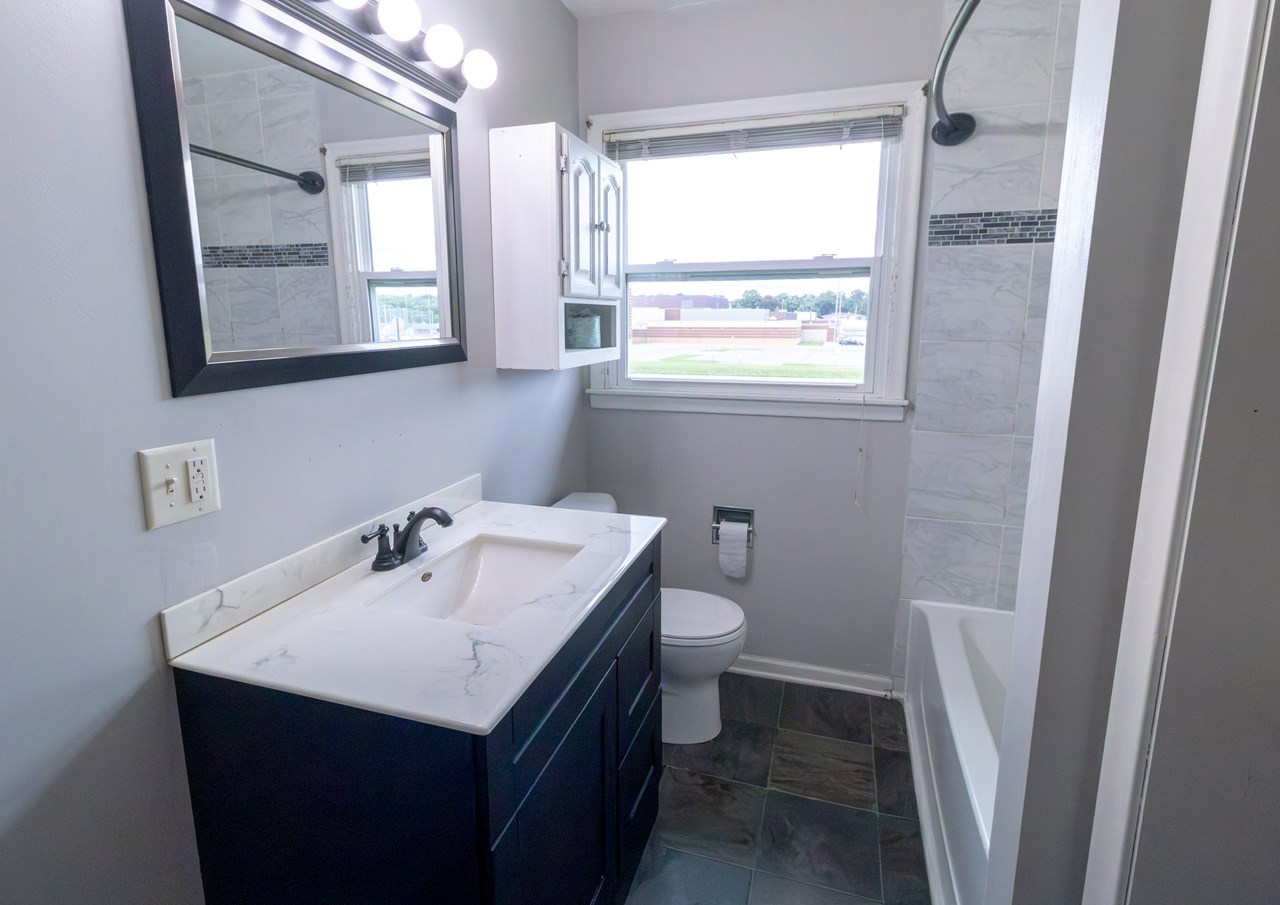 full bathroom with laundry hook ups