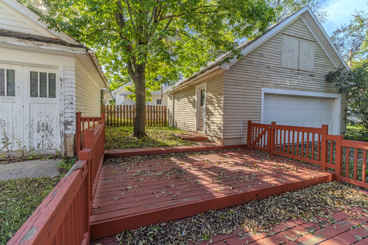 back deck/patio - single garage on left, double garage on right